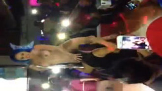 Stripper sendo chupada por mulheres em boate
