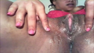Negra da buceta rosinha toda melada na webcam