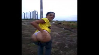 Aninha mostrando a bundinha em lugar deserto de Rio Pomba