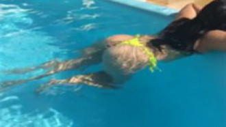 Minha prima gostosa safada na piscina filmada escondida