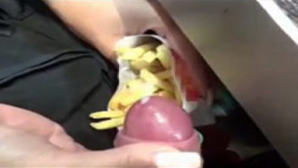 Safada comendo batata frita do Mc Donalds com porra