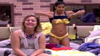 Munik BBB16 se descuida e paga peitinho sem tarja