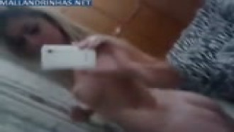 Novinha se filmou no espelho e caiu na net