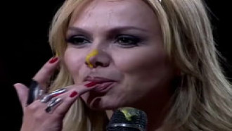 Apresentadora Eliana chupando o dedinho melado