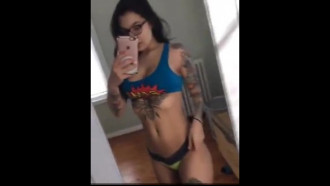 Sensualidade da gostosa tatuada