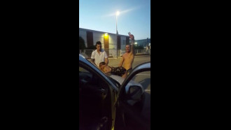 No meio da rua loirinha fodendo com 2