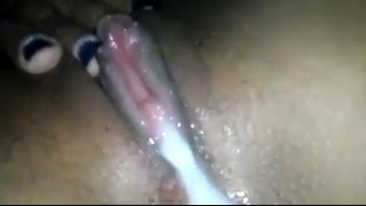 NOVINHA MORENA GOZANDO NA SIRIRICA