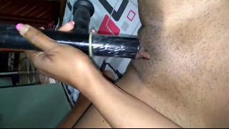 Safadinha masturbando com um cassetete