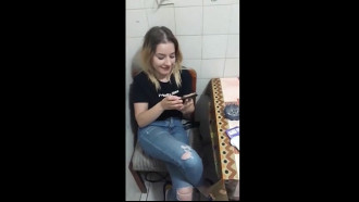 Loirinha pagando boquete e falando no celular