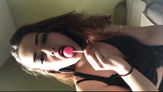Branquinha chupando pirulito e se masturbando