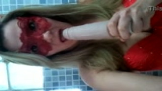 Coroa loira mascarada precisando de pau