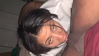 Mulata lesbica lambendo amiga