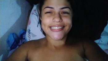 Morena putona masturbando